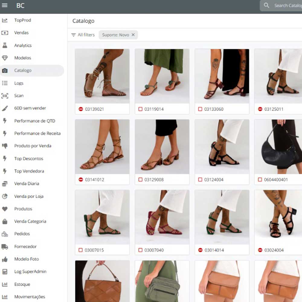 Tela do aplicativo na versão desktop com catálogo de produtos, fotos dos itens e menu lateral com acesso completo